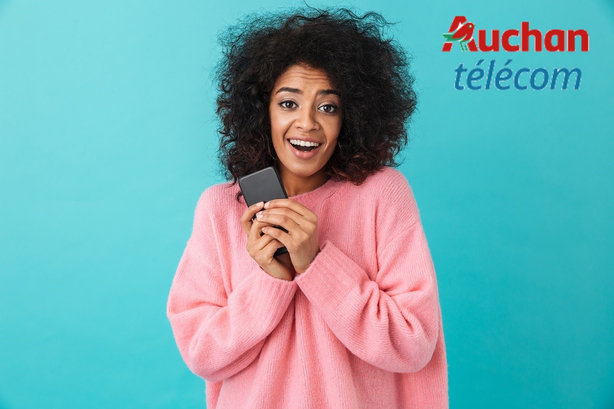 Femme si heureuse avec les 2 forfaits secrets d'Auchan Telecom