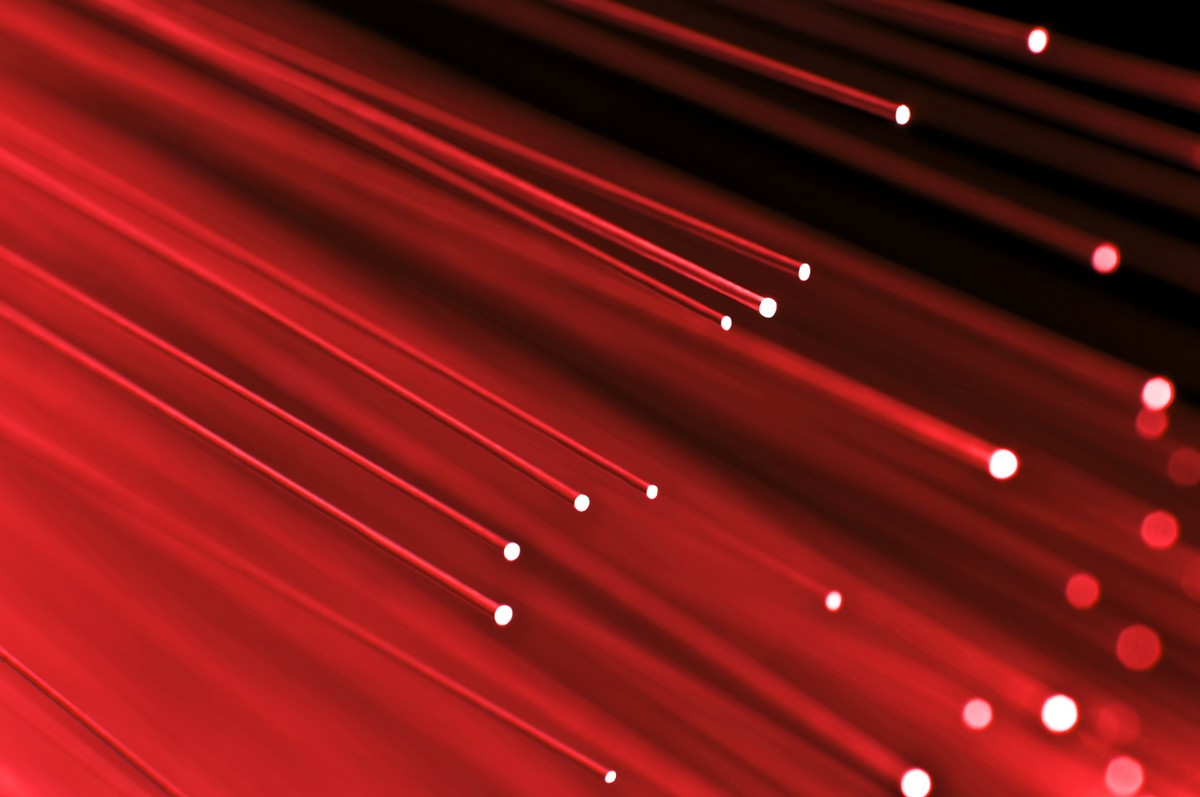 Faisceau de fibre optique rouges sur fond noir, car Starter Box Fibre de SFR vraiment un bon plan