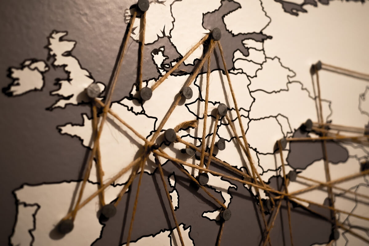Carte de l'Europe avec fils et punaises, car on peut regarder le télé partout avec OQEE by Free