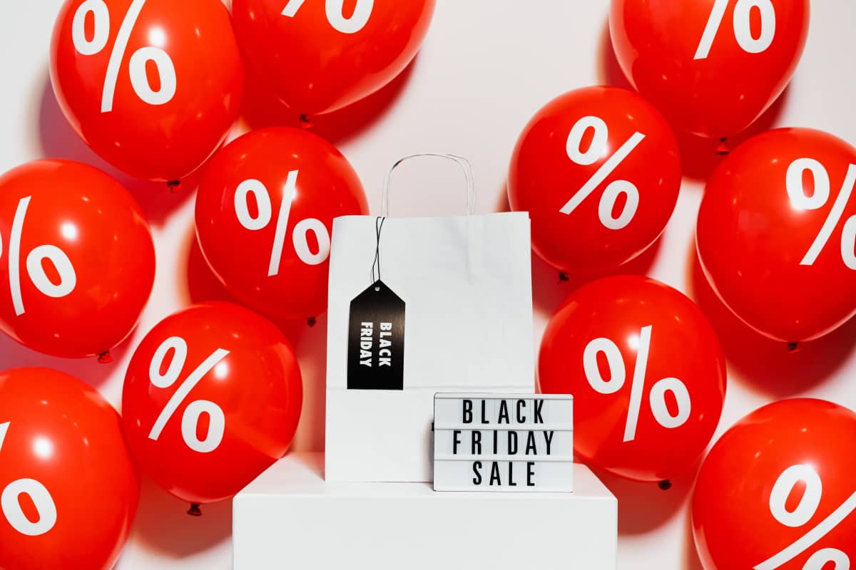 Ballons rouges pour fêter le Black Friday, avec 3 forfaits mobile en promo