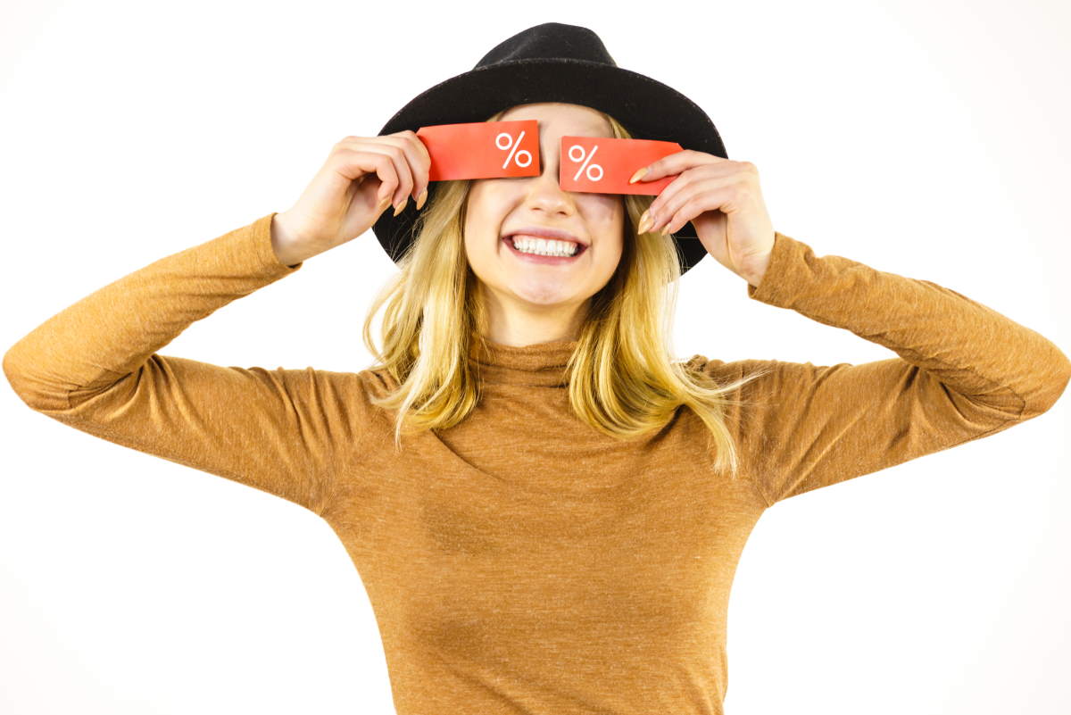 Femme se cache les yeux avec des tickets de réductions car Free remise jusque 360€ sur une sélection de smartphones