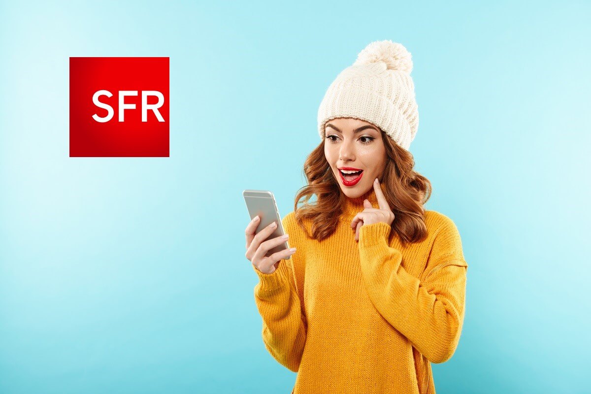 Femme à bonnet heureuse et surprise, avec smartphone et logo SFR, grâce aux 20€ de réduction sur son forfait mobile de 250 Go