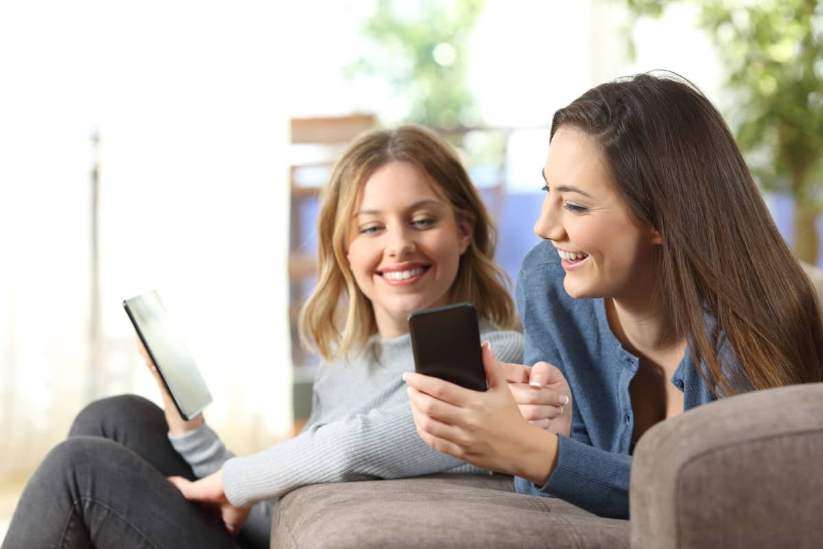 Maman et fille dans canapé, contentes car Wi-Fi Sérénité avec Livebox Max