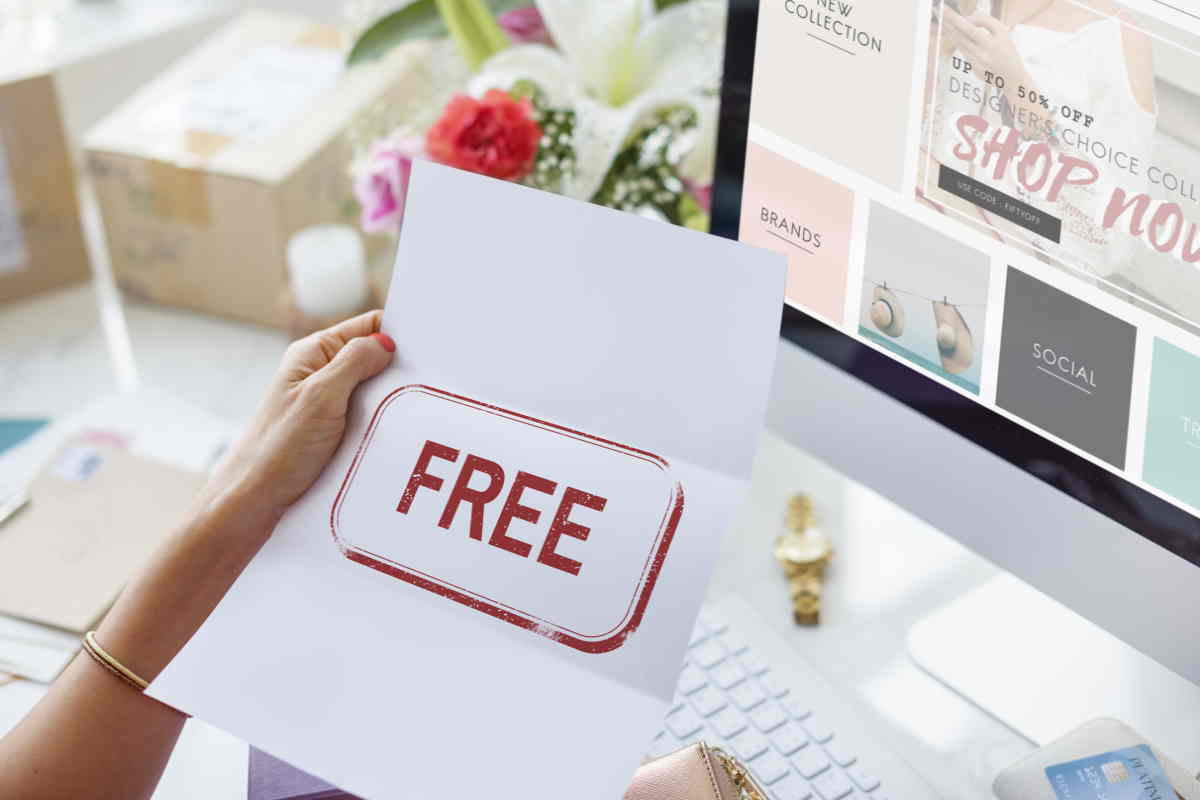 Lettre devant pc portable avec "Free" écrit en rouge car 2 mois gratuits avec les Bbox