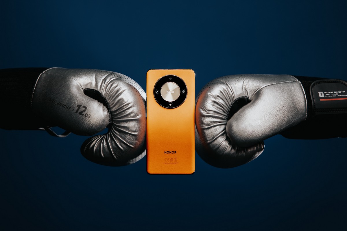 Honor Magic 6 Lite entouré de 2 gants de boxe, quasi incassable et en promo chez RED by SFR