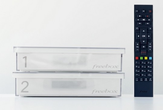Le modem et le décodeur Freebox Crystal de face