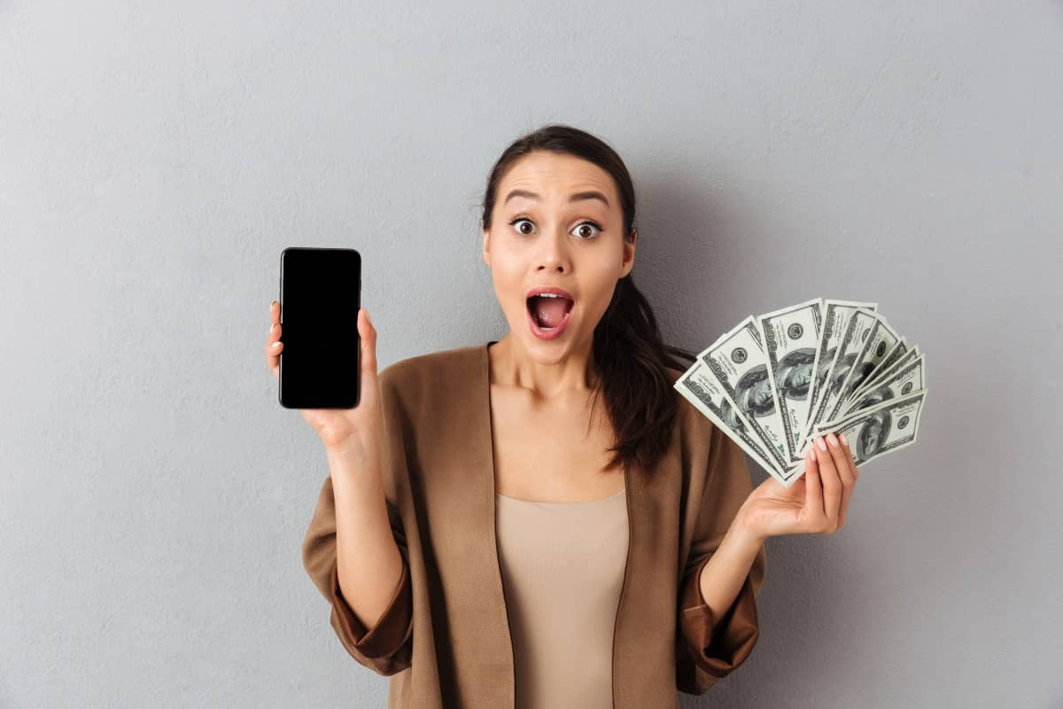 Femme épatée et ravie avec son nouveau smartphone avec 200€ de remise chez Bouygues Telecom