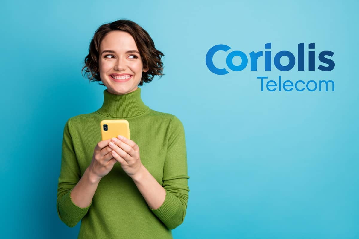 Femme très contente avec la Série Limitée 30Go de Coriolis Telecom