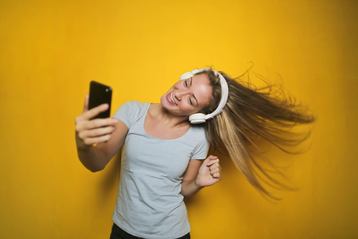 Femme contente écoute musique avec forfait 100 go de CDiscount Mobile