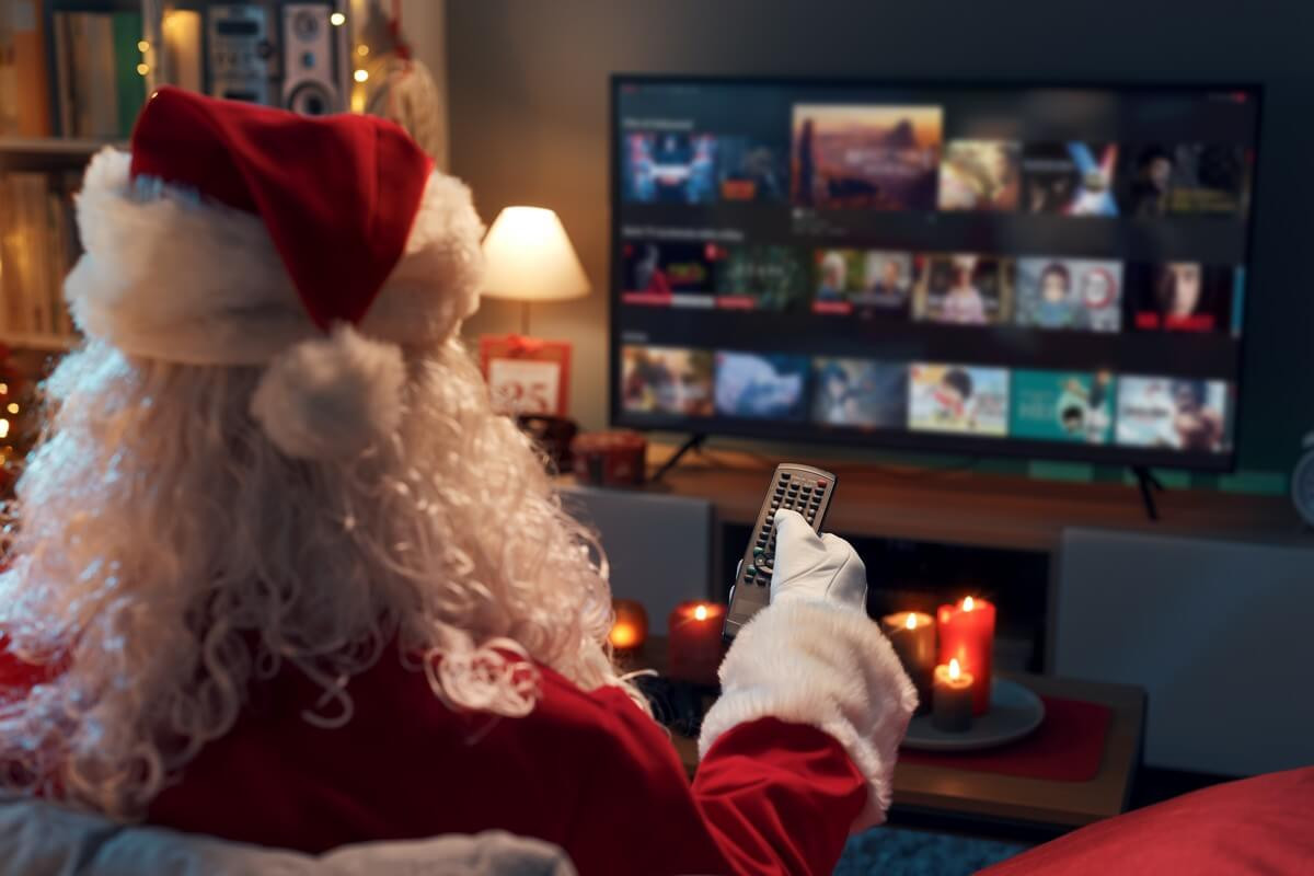 Père Noël devant smart TV Samsung grâce aux ventes flash de Bouygues Telecom, jusque -72% de réduction !