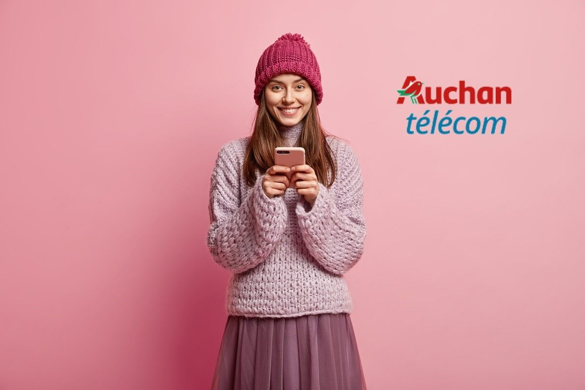 Femme souriante avec bonnet et smartphone dans les mains, et logo d'Auchan Telecom car nouveau forfait pas cher de 5 Go à moins de 4€