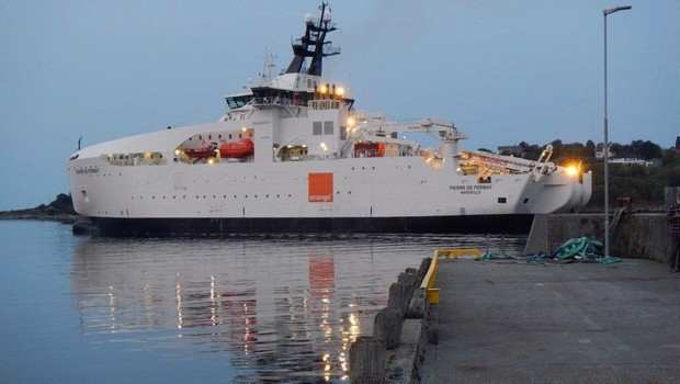 Le Pierre de Fermat, le plus récent navire d'Orange Marine, quitte le port de Brest.