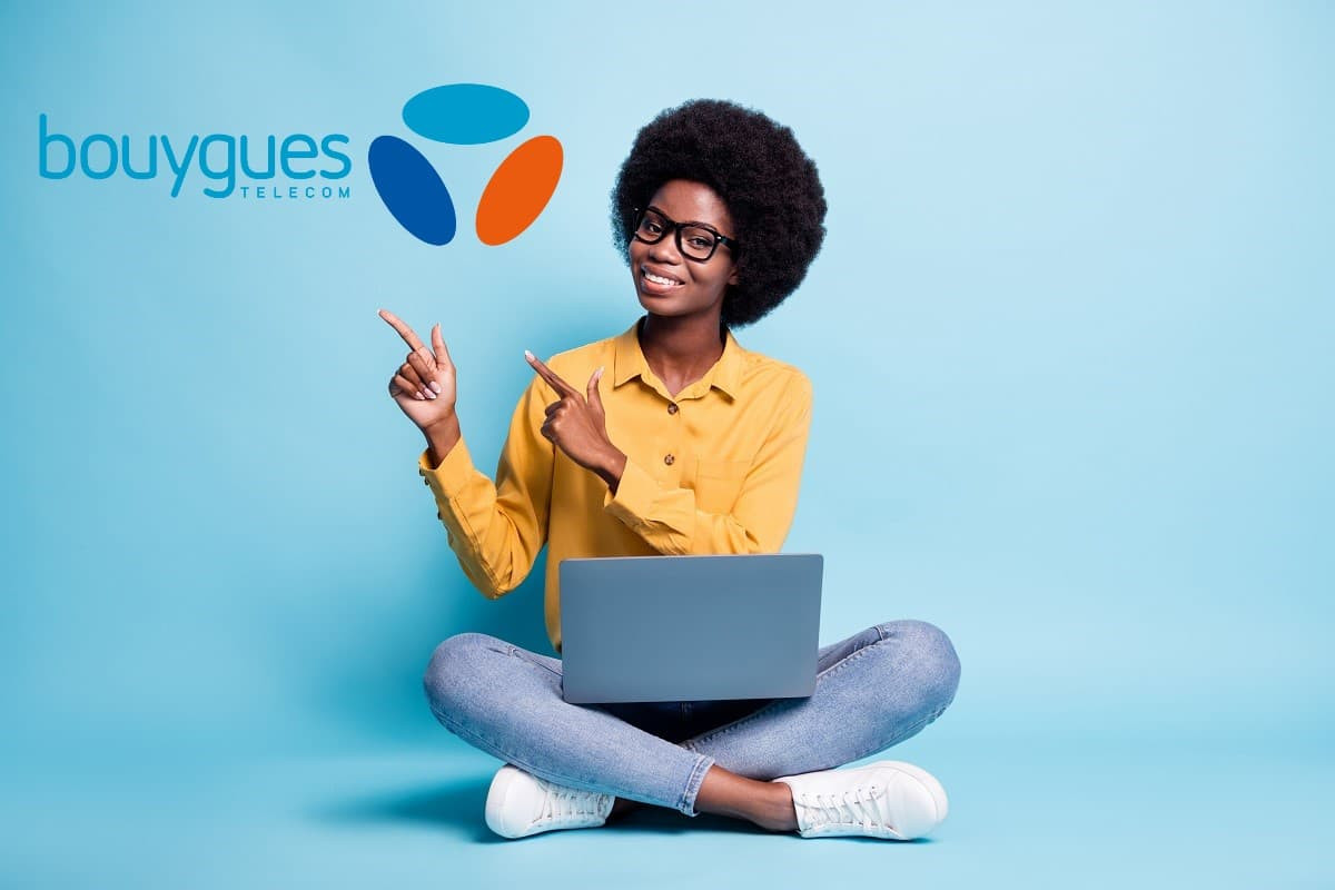 Femme assise en tailleur montre logo Bouygues Telecom, ravie de la Série Spéciale à moins de 20€