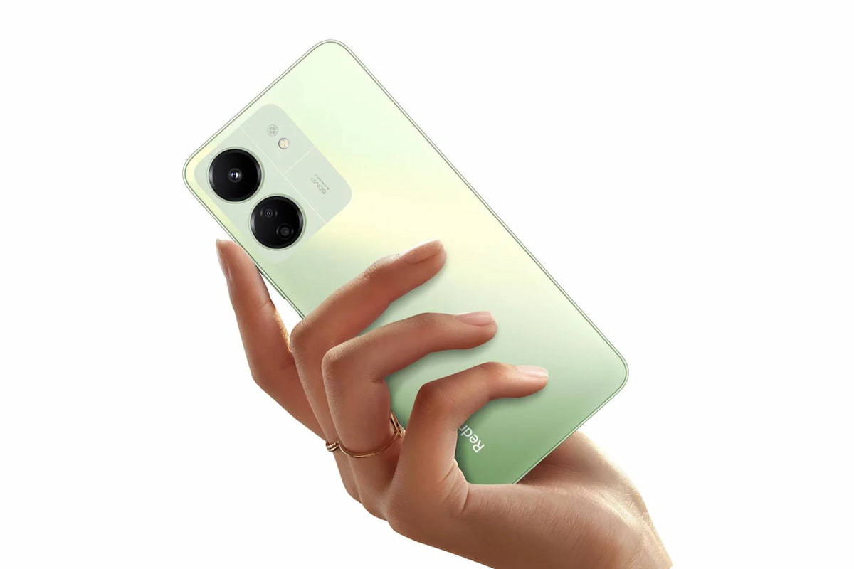 Redmi Note 13 vert pâle dans une main, gratuit avec forfait de Cdiscount Mobile, comme le Redmi A2